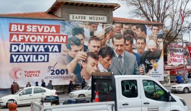 Zafer Müzesi ve vali binası AKP’nin seçim panosu oldu