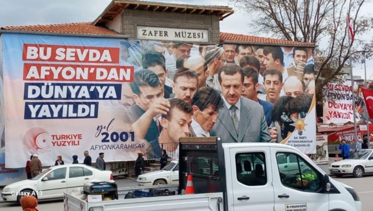 Zafer Müzesi ve vali binası AKP’nin seçim panosu oldu