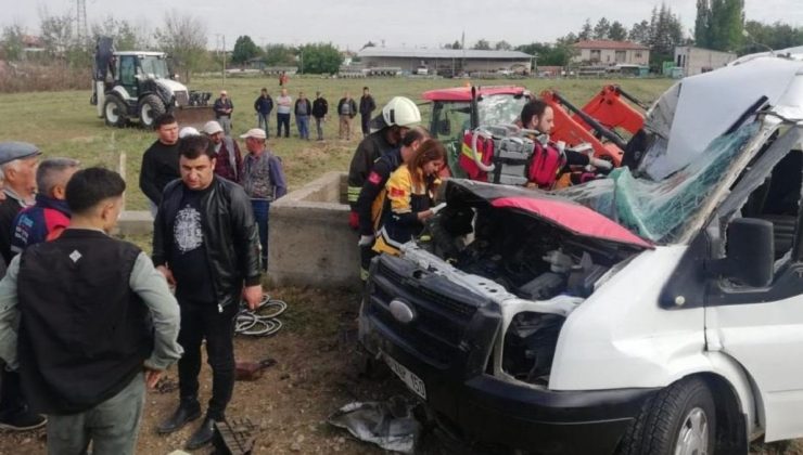 Aileyi taşıyan minibüsü devrildi: 1 meyyit, çocuklar da dahil çok sayıda yaralı