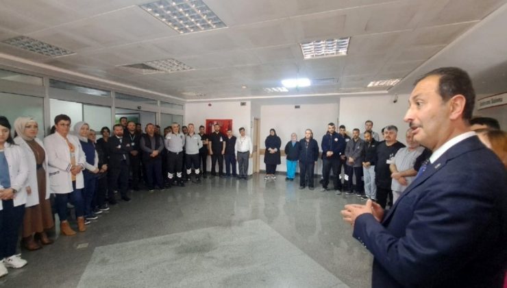 AKP’li aday hastanede siyaset yaptı sağlıkçılar hazır kıta bekledi
