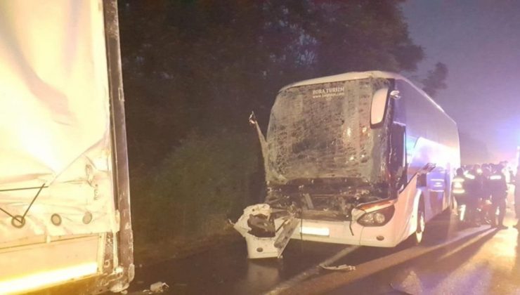 AKP’li seçmenleri taşıyan otobüsün TIR’a çarptı: 22 yaralı