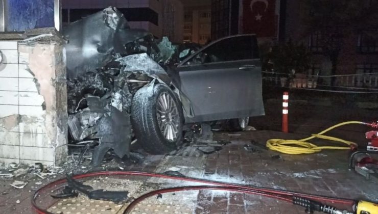 Alt geçide çarpıp metrelerce savruldu: 3 meyyit