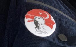 Atatürk ve Türk Bayrağı rozetine tutanak tutuldu