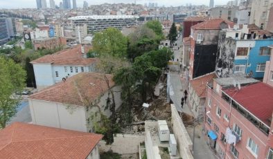 Beyoğlu’nda istinat duvarı okulun bahçesine çöktü, 3 bina boşaltılıp mühürlendi