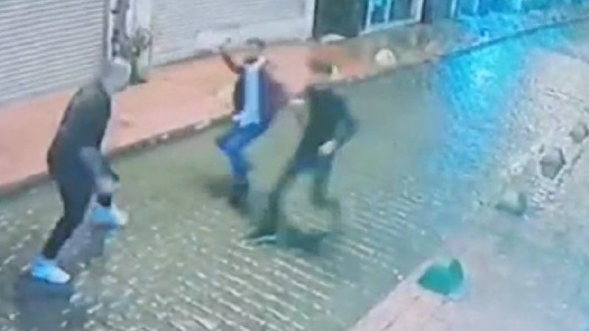 beyoglunda-turistlere-palali-atak-xGBV42ek.jpg Beyoğlu’nda turistlere palalı atak