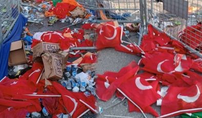 Erdoğan’ın mitinginin akabinde Türk bayrakları yerlere atıldı