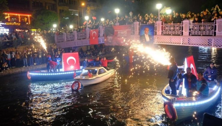 Eskişehir Porsuk Çayı’nda fener alayı coşkusu