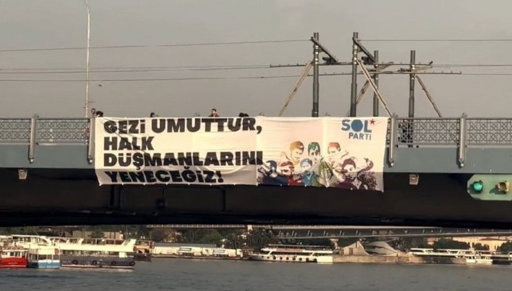 Galata Köprüsü’ne ‘Gezi Direnişi’ pankartı