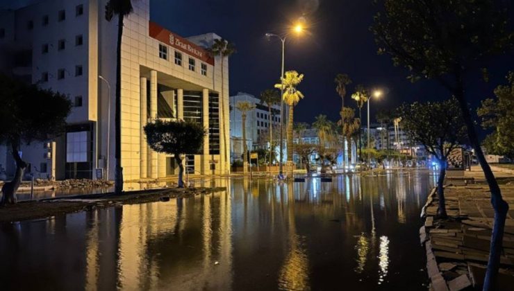 İskenderun’da deniz yükseldi, caddeler su altında kaldı
