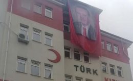 Kızılay binasında Türk Bayrağı’nın üstüne Erdoğan posteri asıldı
