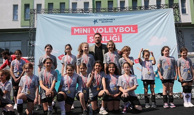 Küçükçekmece'deki Voleybol Şenliği'nde 500 Sporcu Mücadele Etti
