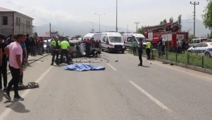 Motosikletle araba çarpıştı: 3 meyyit, 2 yaralandı