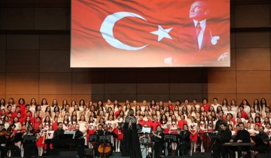 Öğretmen ve öğrencilerden Atatürk ve 100. Yıl Konseri