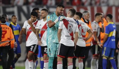 River Plate-Boca Juniors maçında saha karıştı! 6 kırmızı kart…