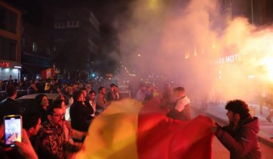 Şampiyonluk Galatasaray taraftarlarını sokağa döktü