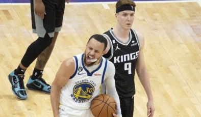 Stephen Curry tarihe geçtiği maçta Golden State Warriors’ı yarı finale taşıdı