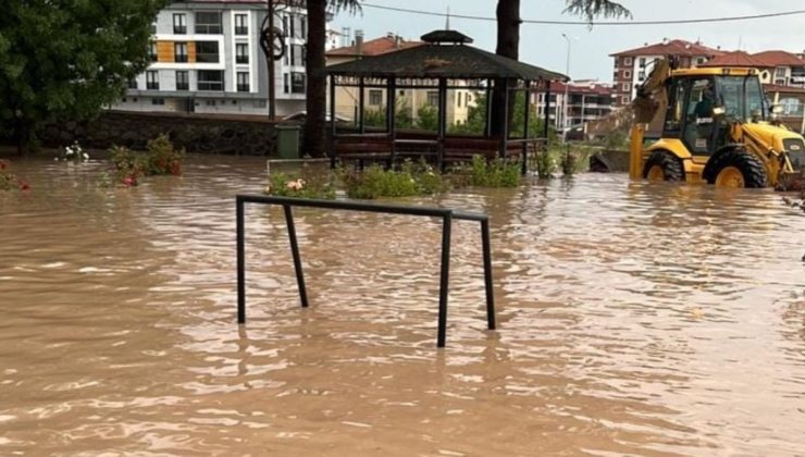 4 şehri sağanak vurdu, caddeler göle döndü