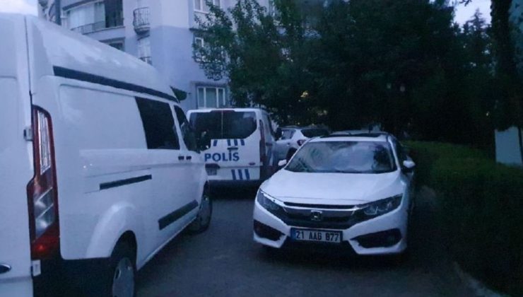 Annesini ve kardeşini odaya kilitledi, babasının boğazını kesti