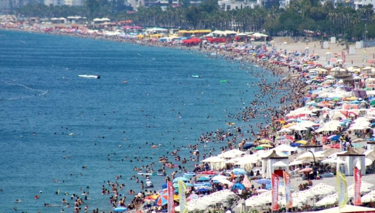 Antalya’da bayramın üçüncü günü de sahiller dolup taştı