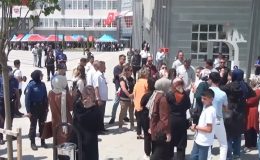 Bayramlaşma törenine katılmak istediler, gözaltına alındılar