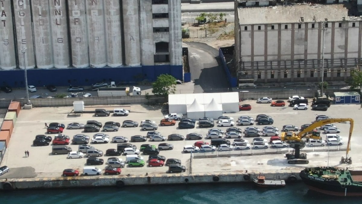 haydarpasada-sifir-otomobillerin-teslimi-icin-cadir-kuruldu-kaLrWQ2s.jpg Haydarpaşa’da sıfır otomobillerin teslimi için çadır kuruldu