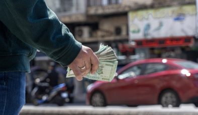 Hesaplarındaki parayı çekemeyen Lübnanlılar banka şubelerine saldırdı