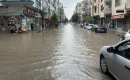 İlçeyi sel vurdu: Yollar göle döndü, hastaneyi su bastı