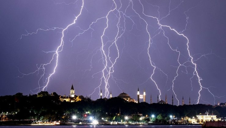 İstanbul şimşeklerle aydınlandı