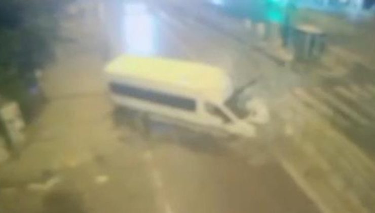 İstanbul’da servis minibüsü duvara böyle çarptı