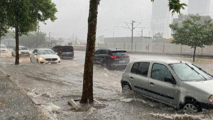 İzmir’de sağanak: Yağış süratli geldi, yollar göle döndü