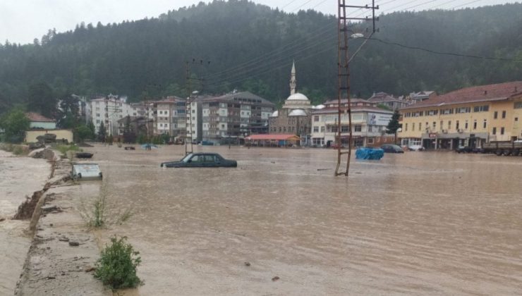 Kastamonu’da sağanak hayatı felç etti