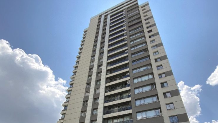 Kuşunu yakalamak için çıktığı 22 katlı rezidansın çatısından düşüp hayatını kaybetti