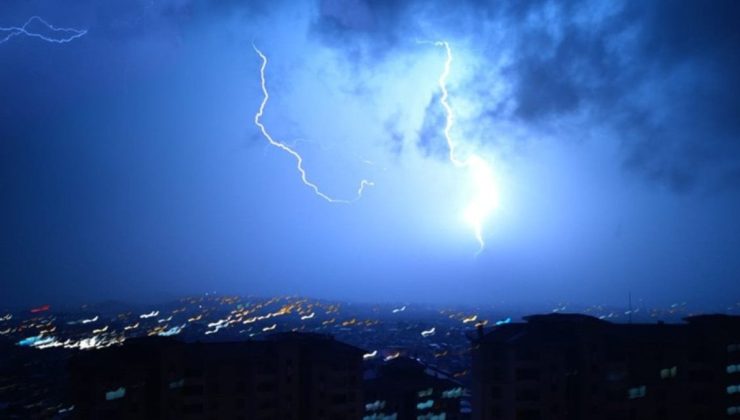 Malatya’da şimşekler geceyi aydınlattı