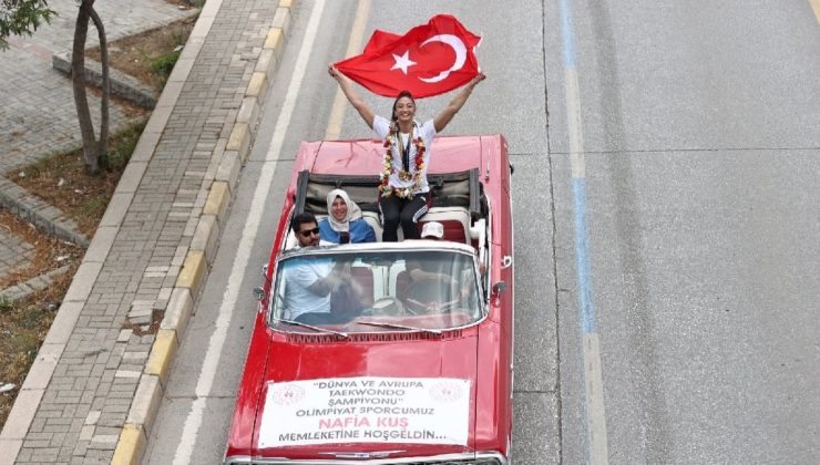 Nafia Kuş klasik arabayla şehir turu attı