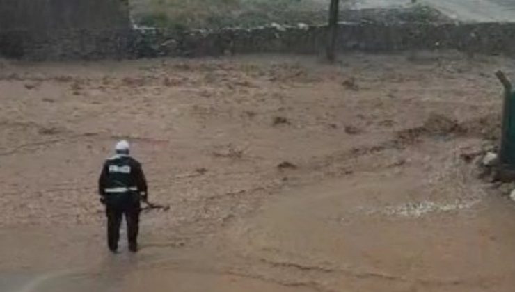 Sağanak hayatı felç etti! Dereler taştı, ekili arazi ve bahçeler zarar gördü