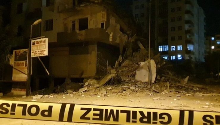Sarsıntıda hasar görüp yıkımına başlanan 7 katlı bina çöktü