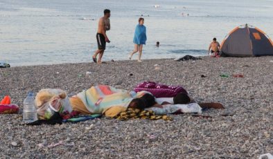 Antalya’da sıcaktan bunalanlar sahilde sabahladı