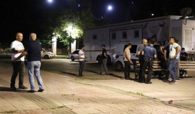 Bıçakla 2 bekçiyi yaralayan saldırgan öldürüldü