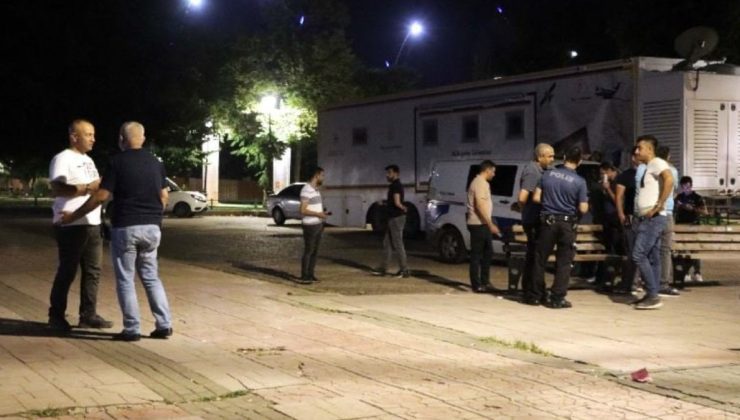Bıçakla 2 bekçiyi yaralayan saldırgan öldürüldü