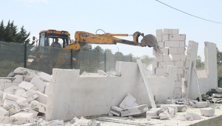 Büyükçekmece Gölü çevresindeki 8 kaçak yapı yıkıldı