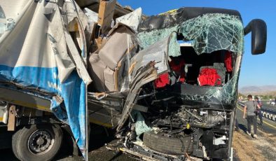 Elazığ’da yolcu otobüsü TIR’a çarptı: 1 ölü, 34 yaralı