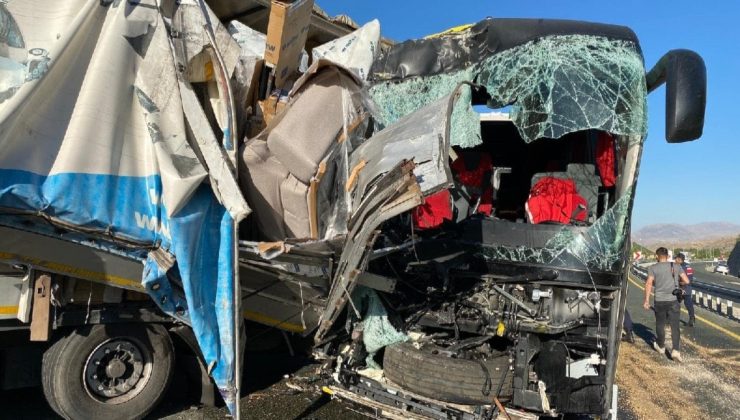 Elazığ’da yolcu otobüsü TIR’a çarptı: 1 ölü, 34 yaralı