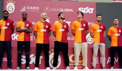 Galatasaray’da yeni transferler için imza töreni düzenledi