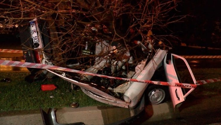 İstanbul’da ağaca çarpan araç ikiye bölündü: 1 ölü