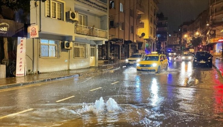 İzmir’i sağanak, dolu ve fırtına vurdu