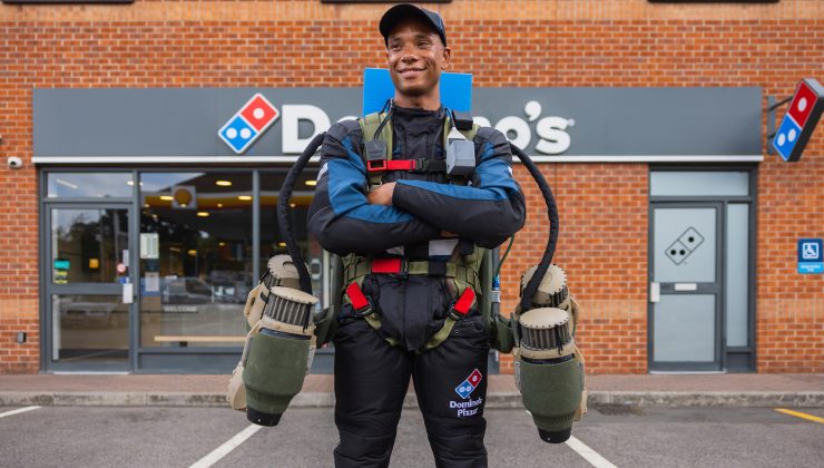 Jetpack’li kurye ile pizza teslimatı