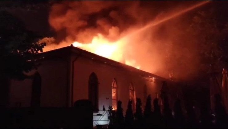 Topkapı Sarayı’ndaki ahşap restoranda çıkan yangın söndürüldü