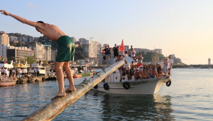 Yağlı direk üzerinde ödüllü yarış