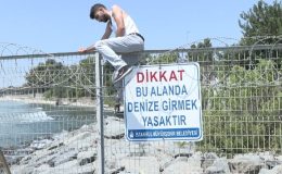 Yasaklı plajda tabelaya rağmen denize girdiler