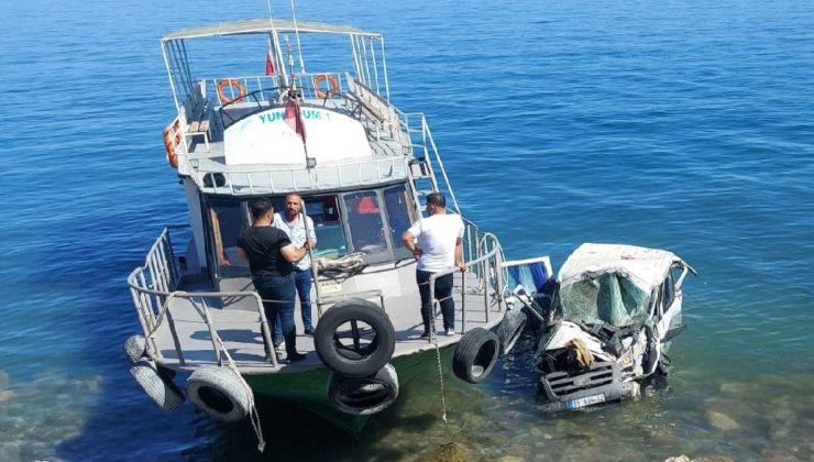 Yolcu dolu midibüs Van Gölü’ne düştü!